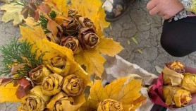 FOTO // O fetiță din Bălți vinde buchete din frunze: Are un vis